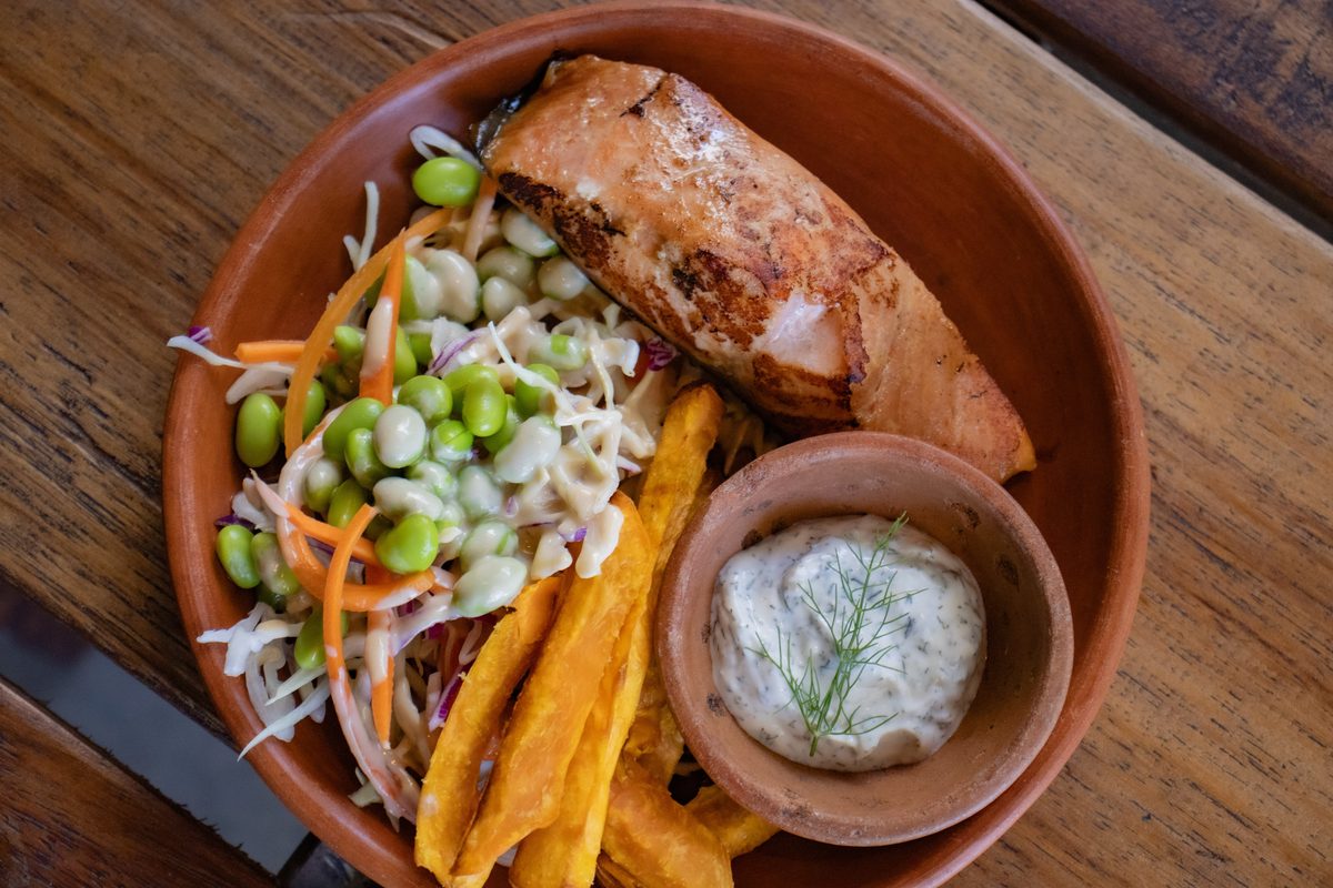 Ensalada de col asiática con edamame