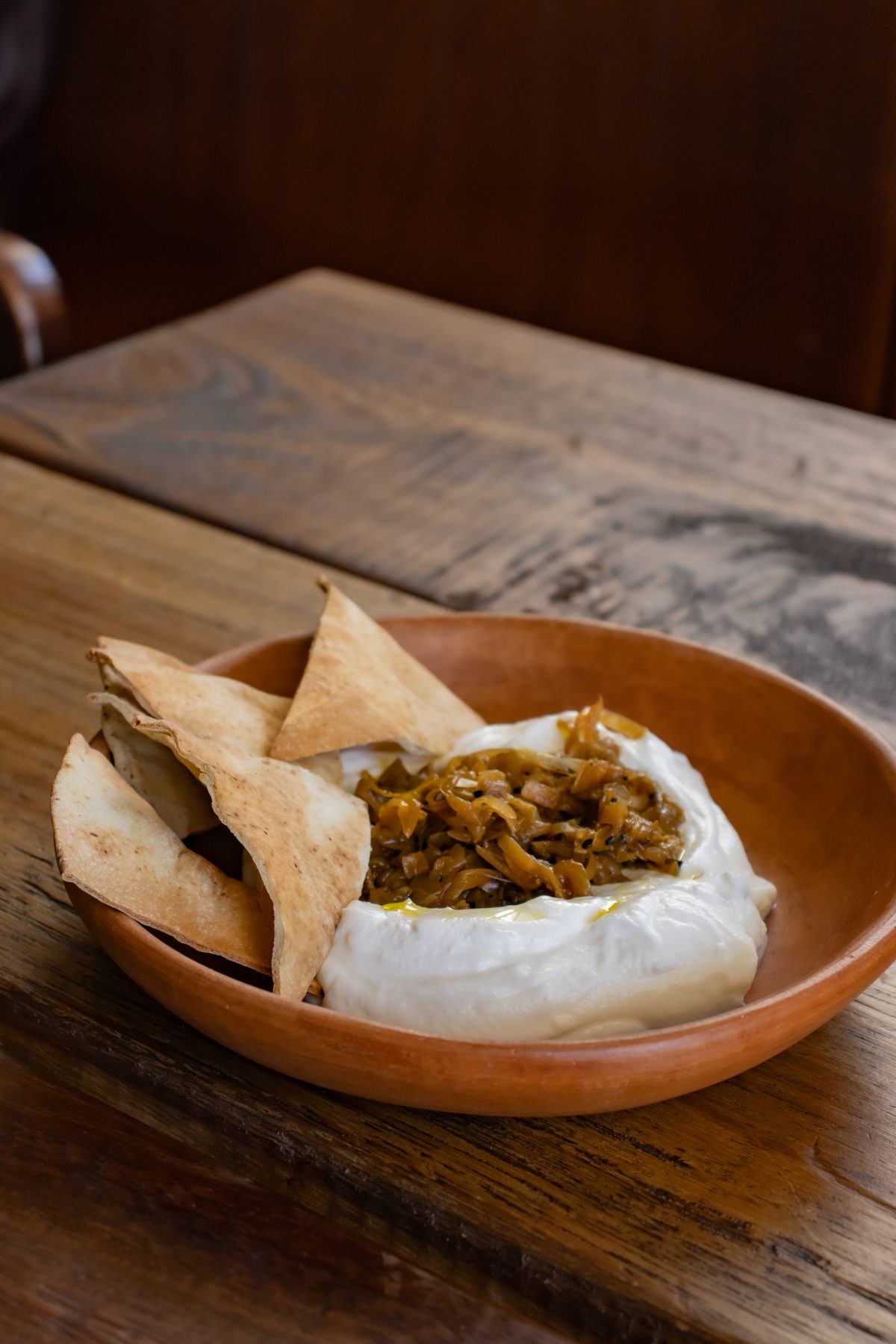 Dip de jocoque con chiles de temporada y pan pita