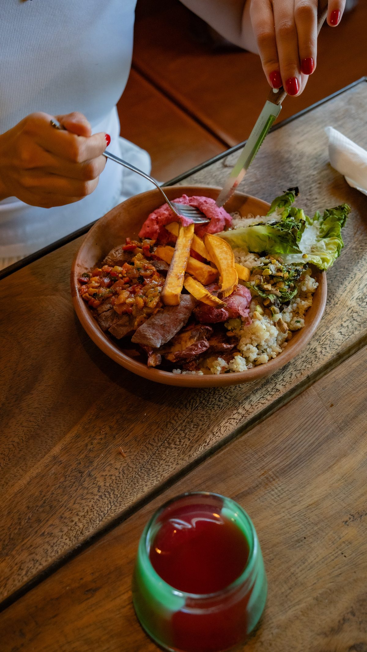Bowl de vacío chimichurri con papas de camote y agua fresca del día